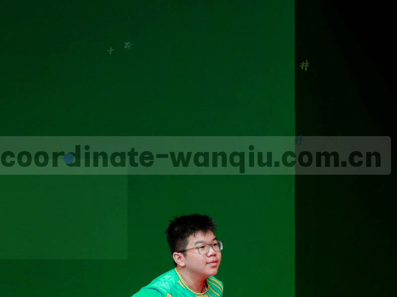 球场通道与看台灯光形成的纵深画面，光线沿通道指向草皮